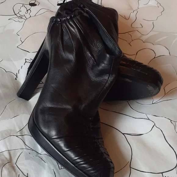 Gucci Black Leather Ankle Tie Booties 8 - Picture 15 of 15